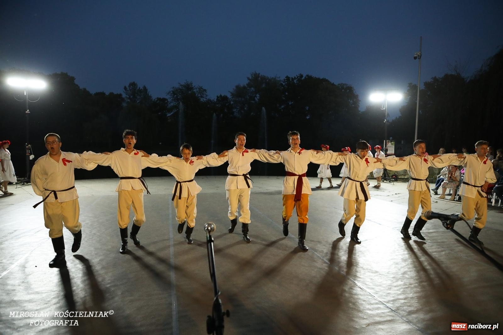 Zdjęcie w galerii na portalu naszraciborz.pl: Noc Świętojańska znów rozświetliła Park Roth - foto na bis! wiadomości z regionu
