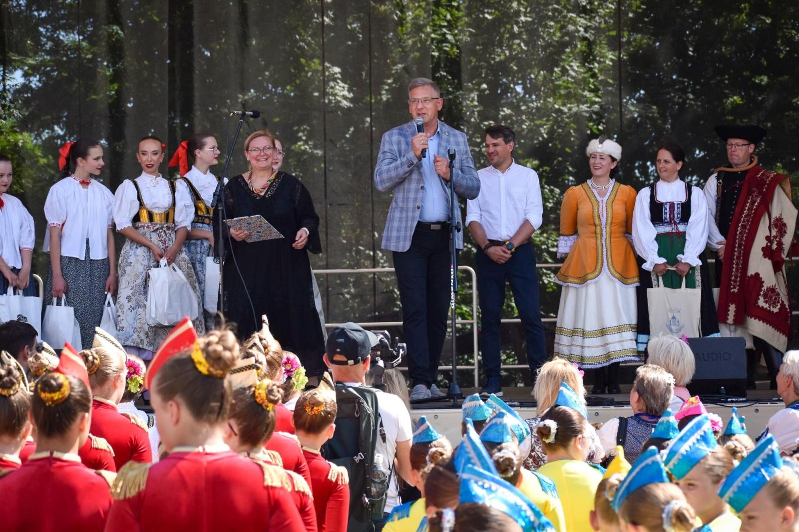 Zdjęcie w galerii na portalu naszraciborz.pl: Zamek Piastowski sercem święta kultur – Powiat Raciborski celebruje różnorodność wiadomości z regionu