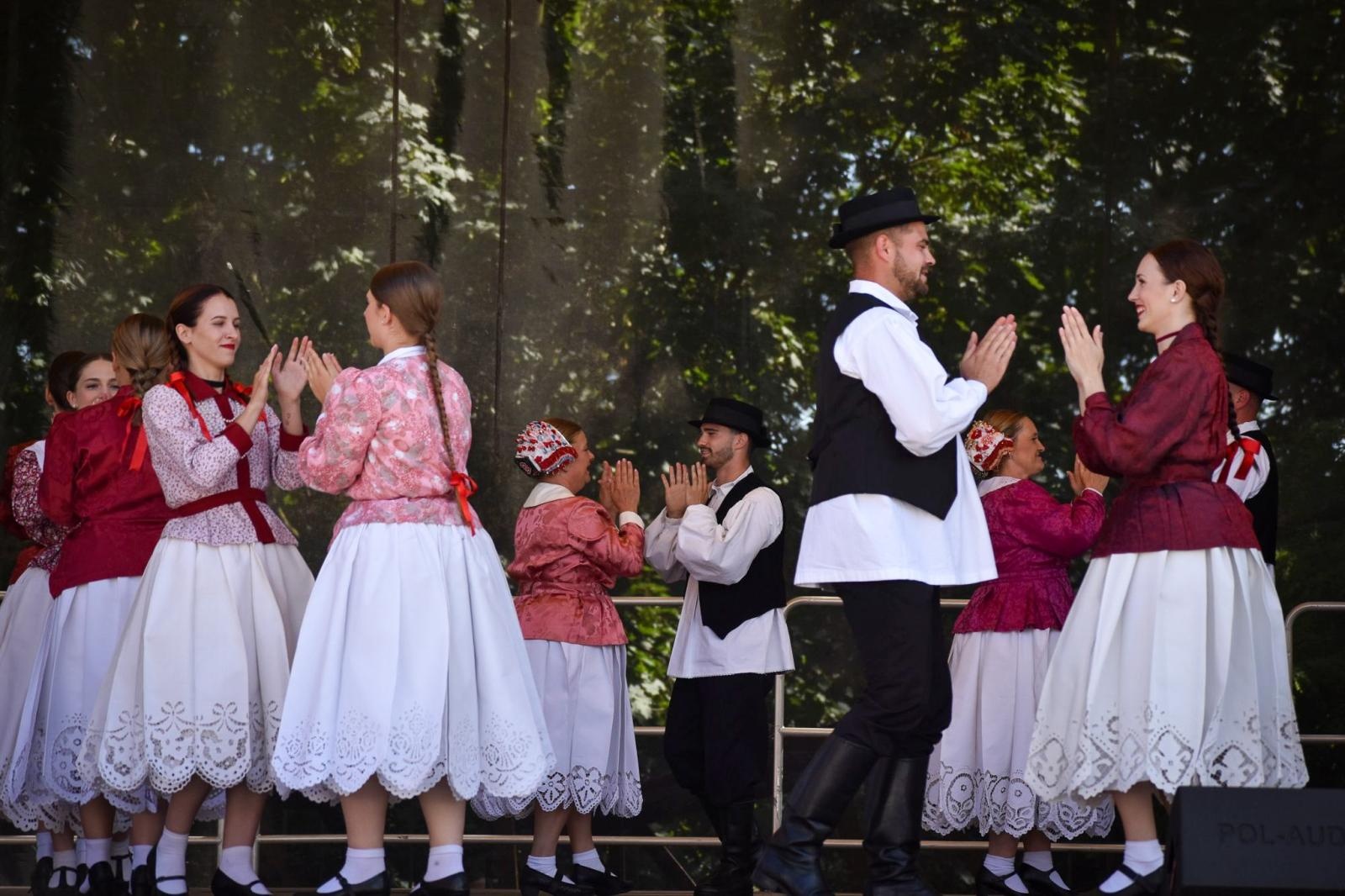Zdjęcie w galerii na portalu naszraciborz.pl: Zamek Piastowski sercem święta kultur – Powiat Raciborski celebruje różnorodność wiadomości z regionu