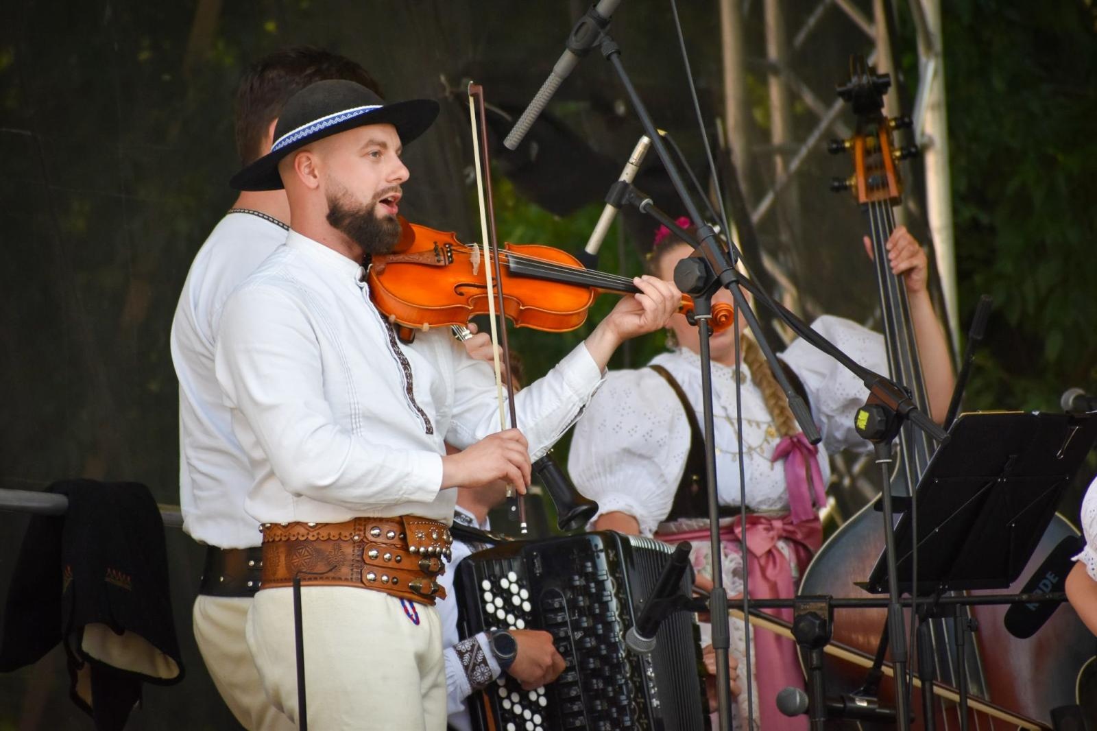 Zdjęcie w galerii na portalu naszraciborz.pl: Zamek Piastowski sercem święta kultur – Powiat Raciborski celebruje różnorodność wiadomości z regionu