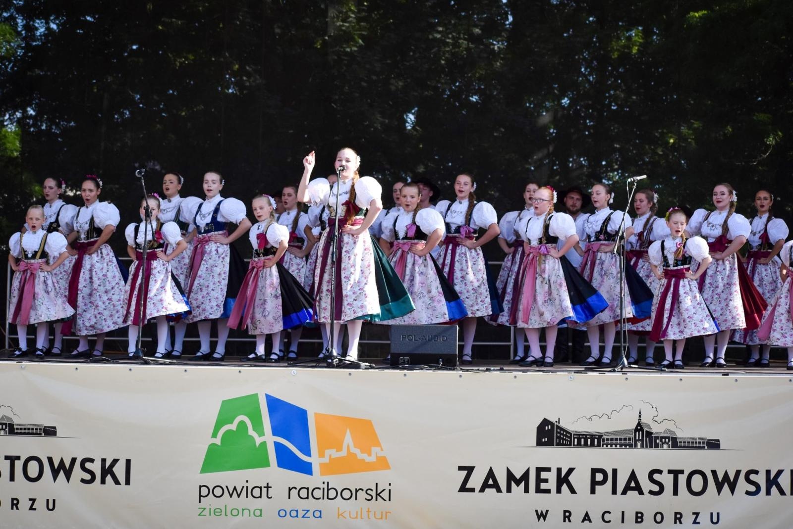 Zdjęcie w galerii na portalu naszraciborz.pl: Zamek Piastowski sercem święta kultur – Powiat Raciborski celebruje różnorodność wiadomości z regionu