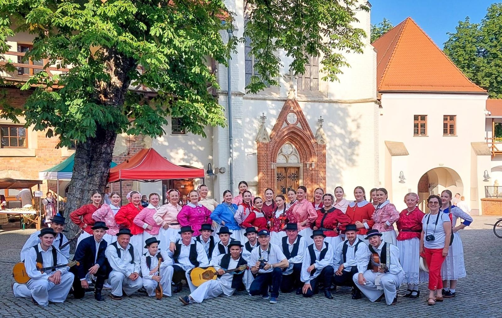 Zdjęcie w galerii na portalu naszraciborz.pl: Zamek Piastowski sercem święta kultur – Powiat Raciborski celebruje różnorodność wiadomości z regionu