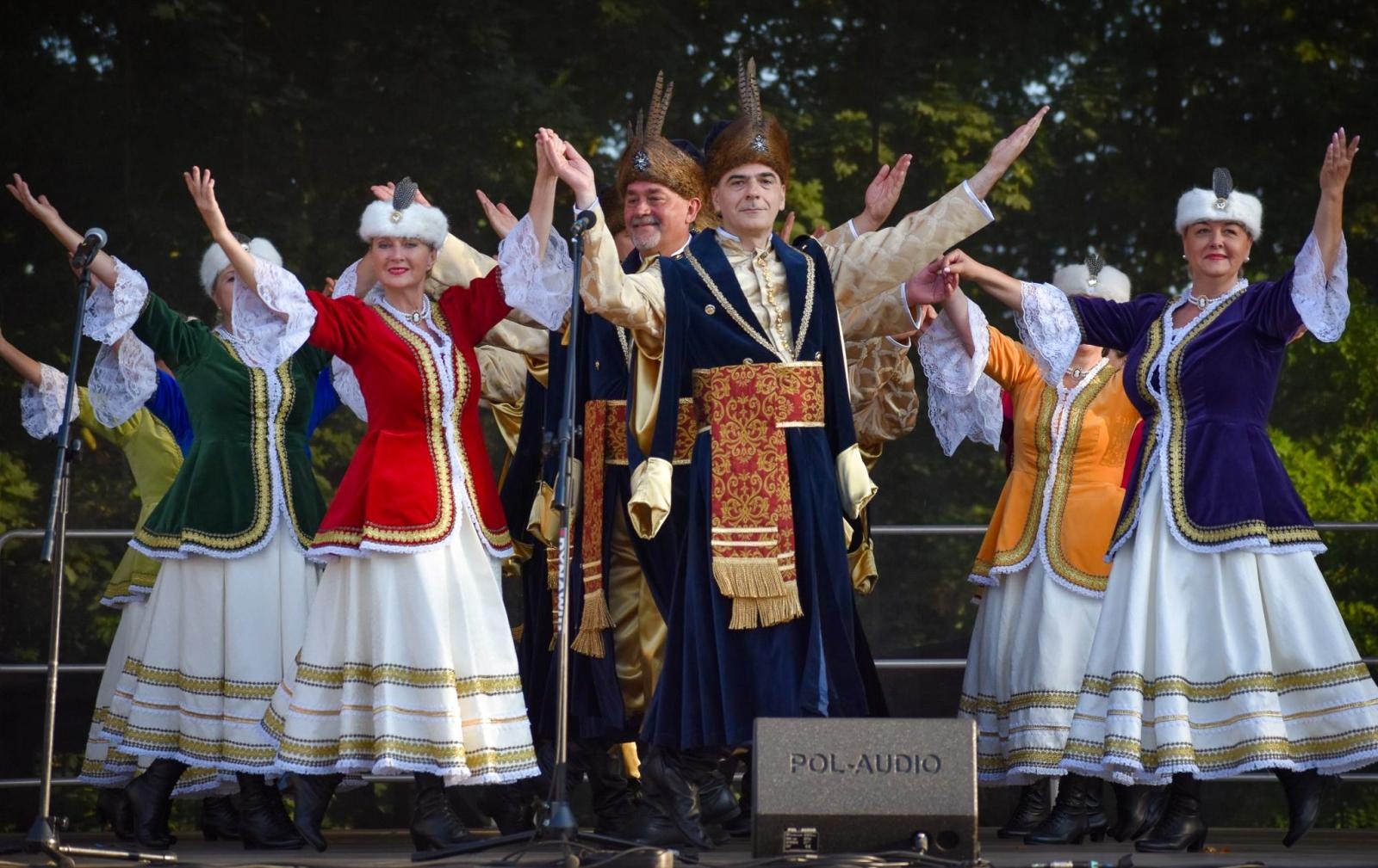 Zdjęcie w galerii na portalu naszraciborz.pl: Zamek Piastowski sercem święta kultur – Powiat Raciborski celebruje różnorodność wiadomości z regionu