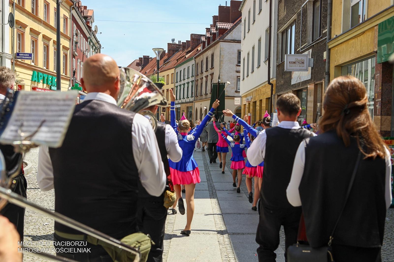 Zdjęcie w galerii na portalu naszraciborz.pl: Niech żyje król! - Intronizacja króla kurkowego w Raciborzu wiadomości z regionu