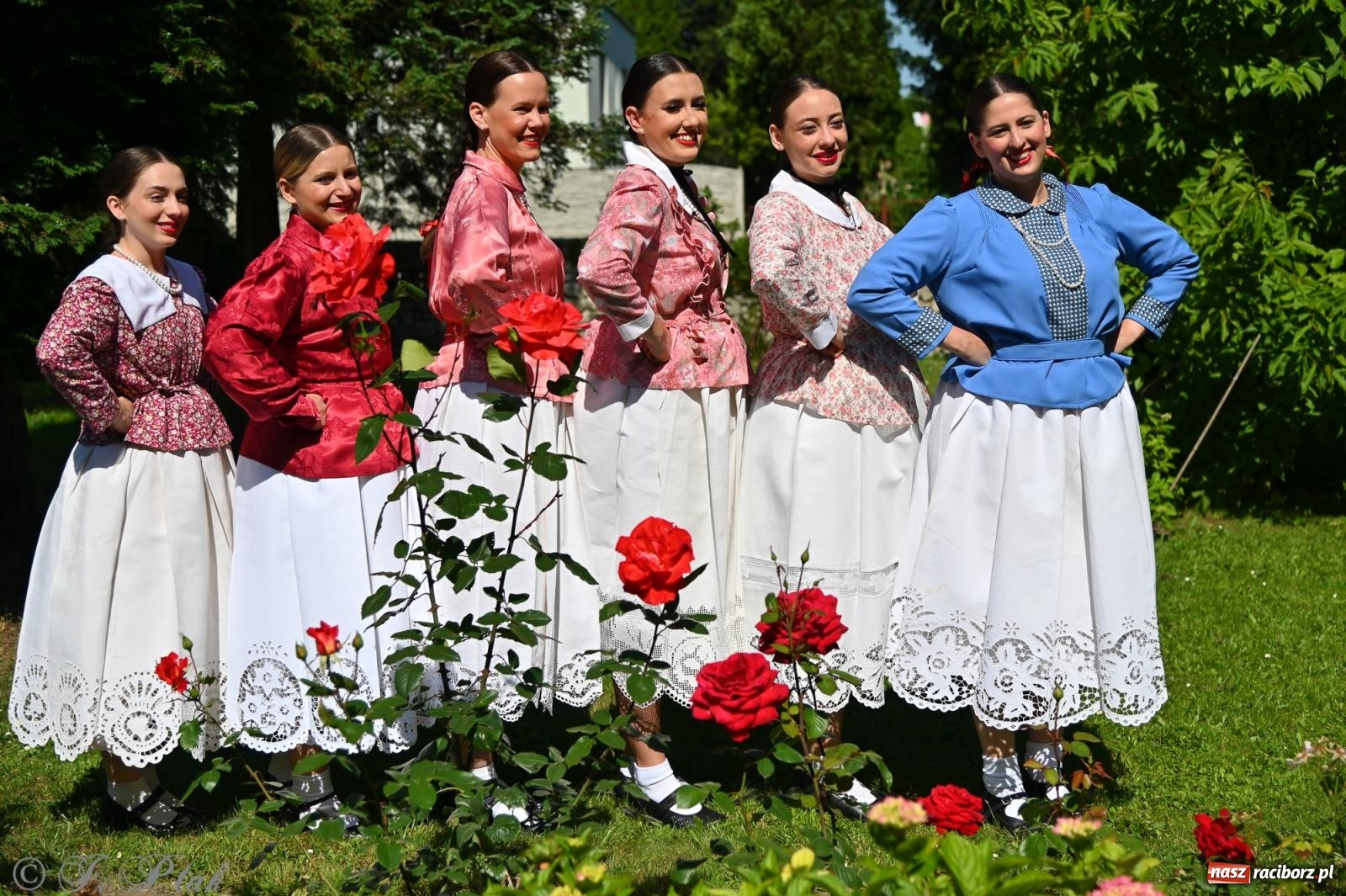 Zdjęcie w galerii na portalu naszraciborz.pl: Msza święta w okrąglaku z udziałem artystów z Chorwacji i Węgier wiadomości z regionu