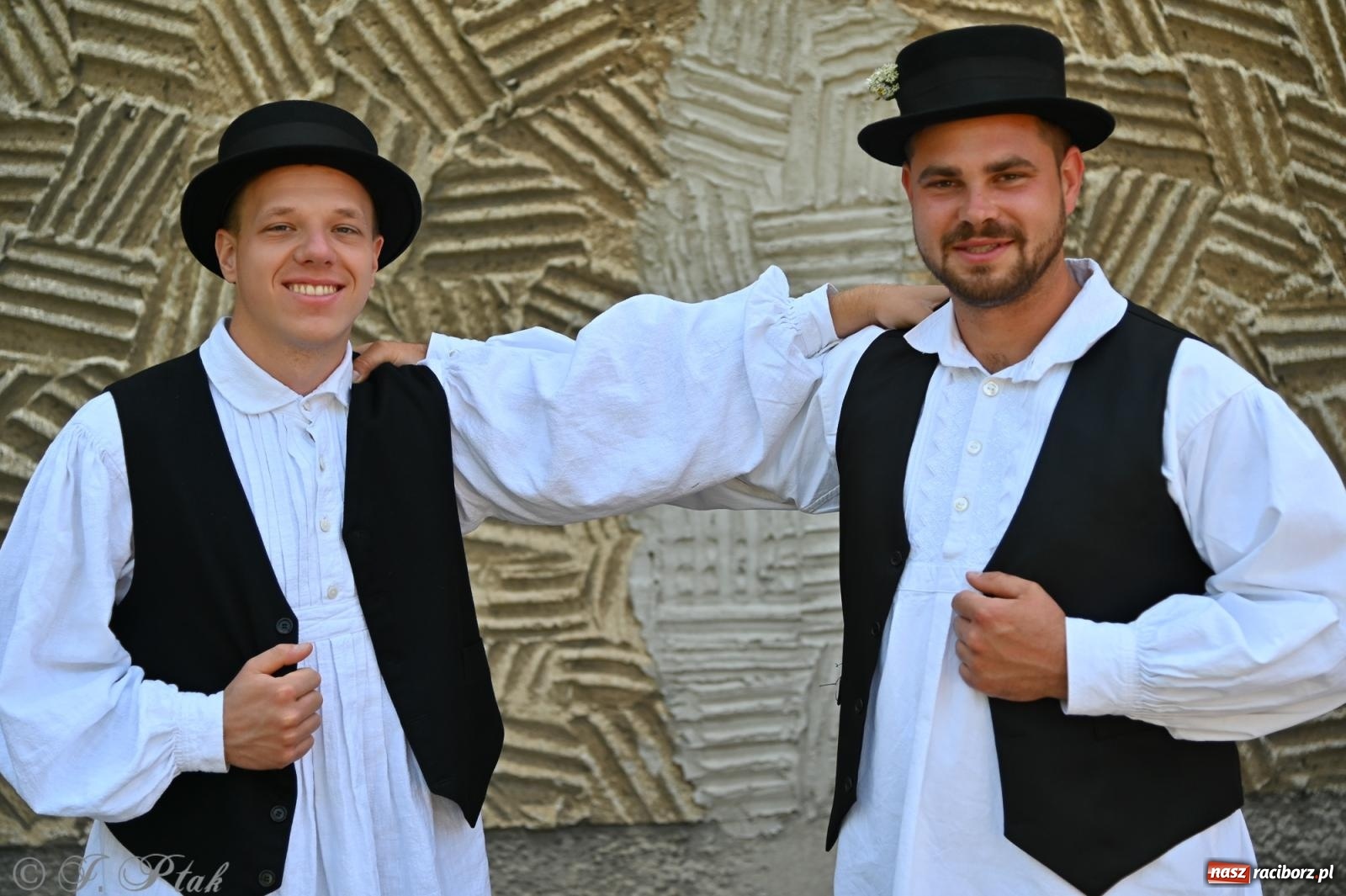 Zdjęcie w galerii na portalu naszraciborz.pl: Msza święta w okrąglaku z udziałem artystów z Chorwacji i Węgier wiadomości z regionu