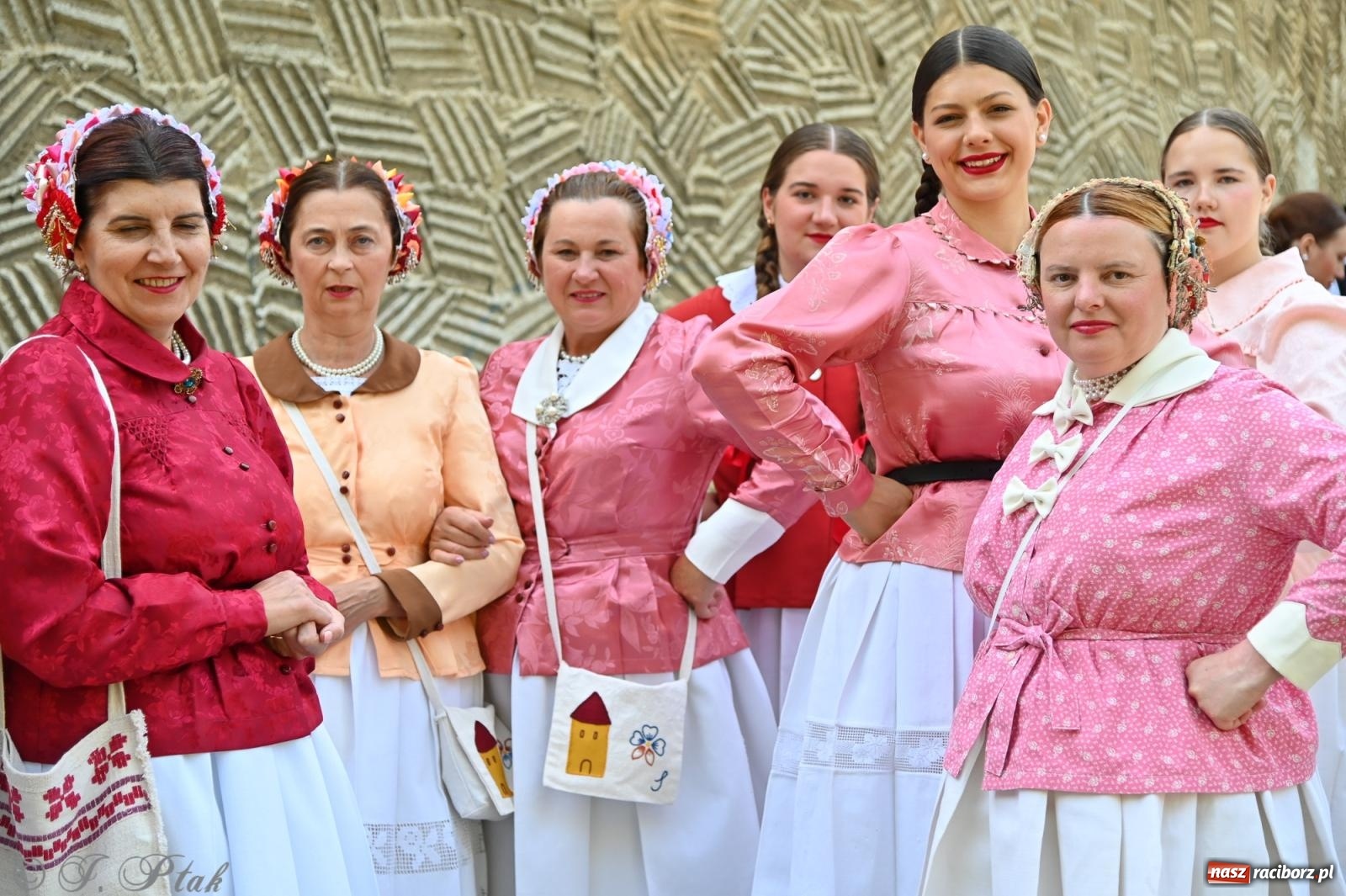 Zdjęcie w galerii na portalu naszraciborz.pl: Msza święta w okrąglaku z udziałem artystów z Chorwacji i Węgier wiadomości z regionu