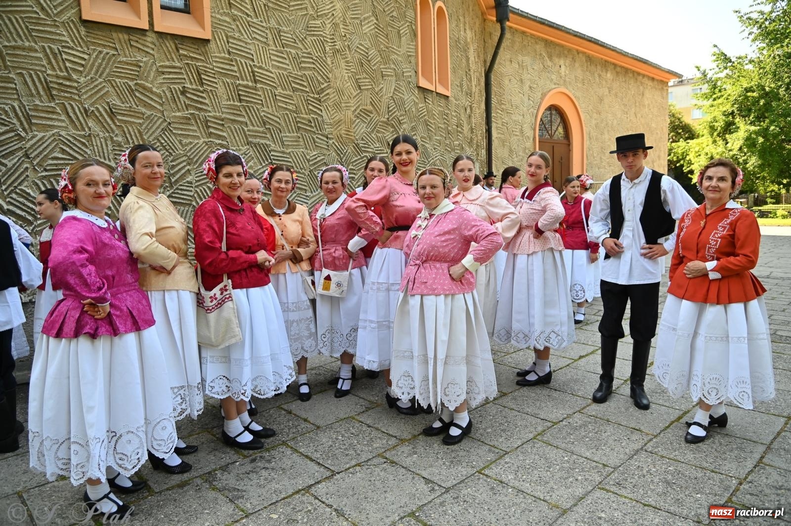 Zdjęcie w galerii na portalu naszraciborz.pl: Msza święta w okrąglaku z udziałem artystów z Chorwacji i Węgier wiadomości z regionu