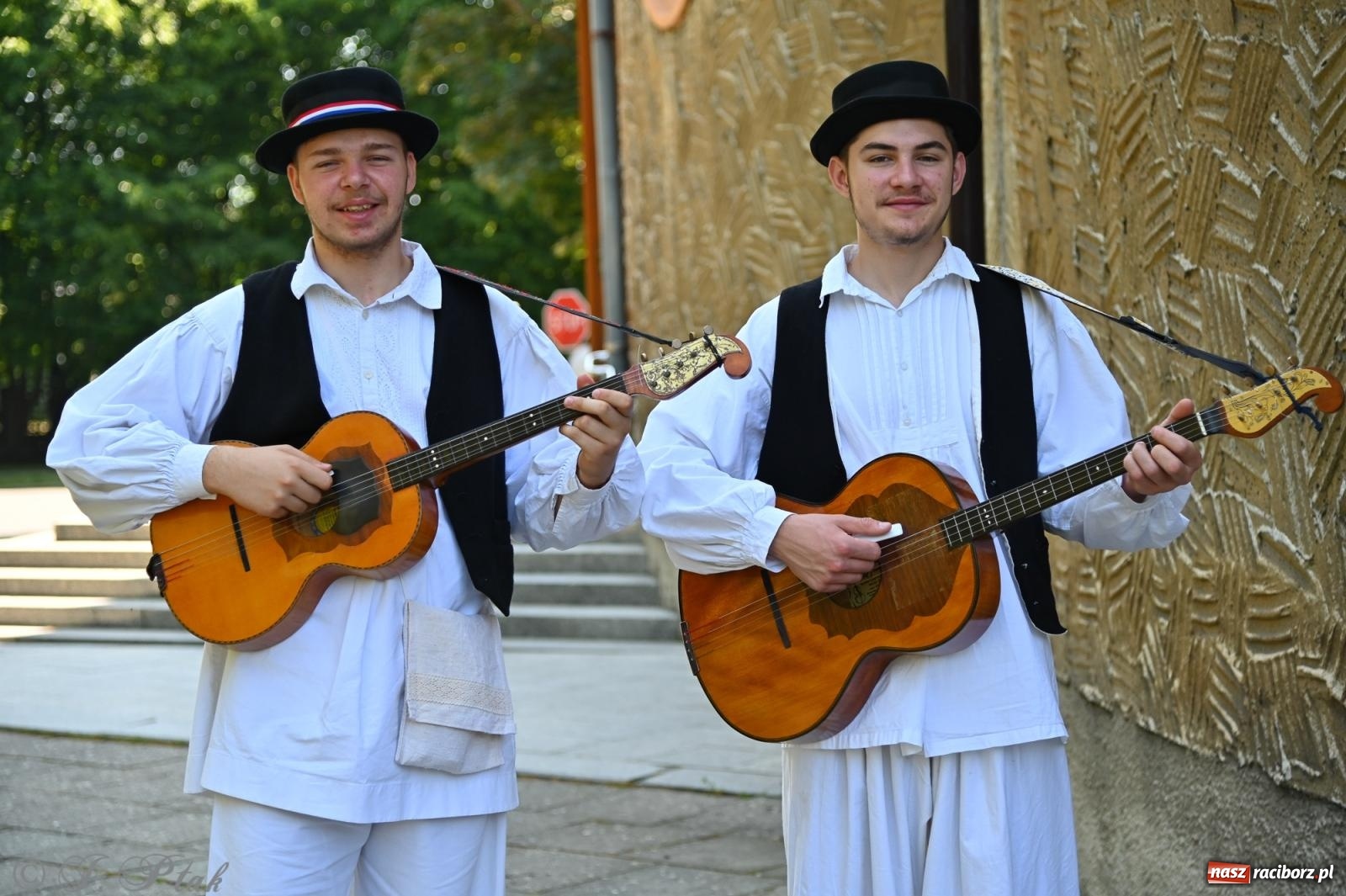 Zdjęcie w galerii na portalu naszraciborz.pl: Msza święta w okrąglaku z udziałem artystów z Chorwacji i Węgier wiadomości z regionu