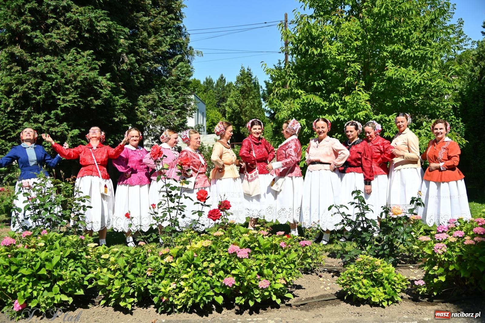Zdjęcie w galerii na portalu naszraciborz.pl: Msza święta w okrąglaku z udziałem artystów z Chorwacji i Węgier wiadomości z regionu