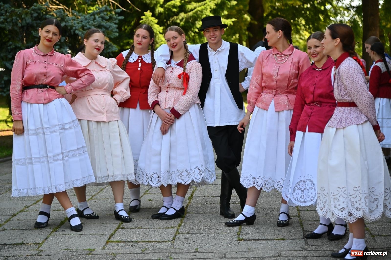 Zdjęcie w galerii na portalu naszraciborz.pl: Msza święta w okrąglaku z udziałem artystów z Chorwacji i Węgier wiadomości z regionu