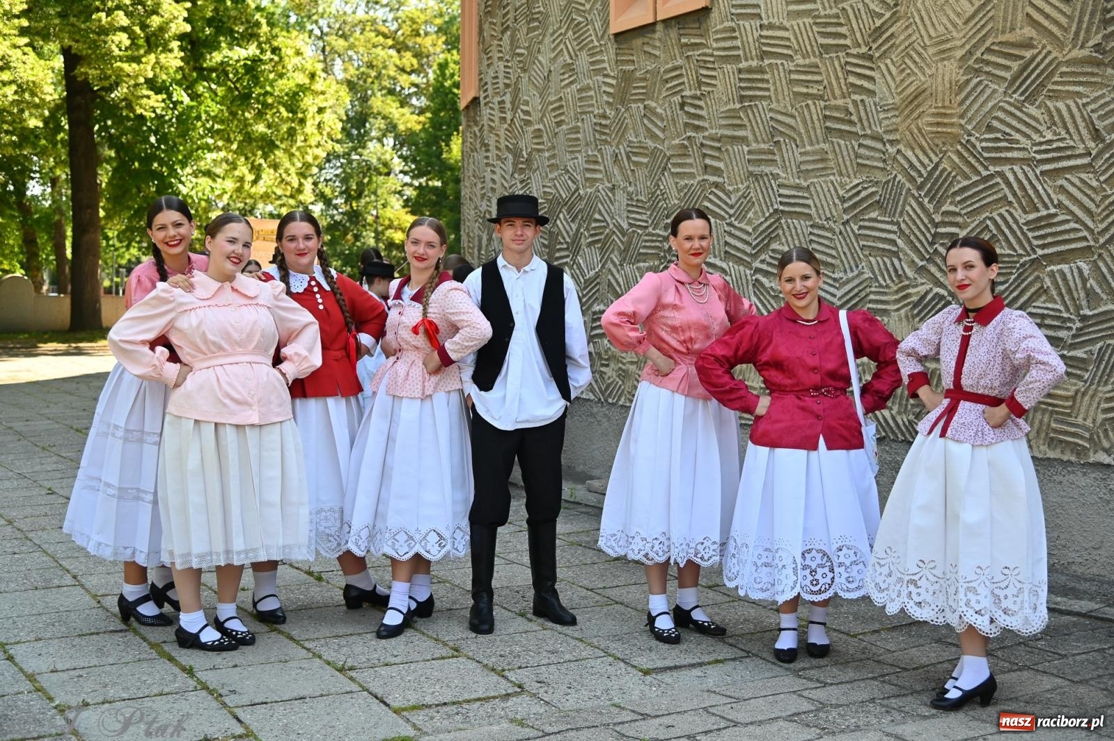 Zdjęcie w galerii na portalu naszraciborz.pl: Msza święta w okrąglaku z udziałem artystów z Chorwacji i Węgier wiadomości z regionu