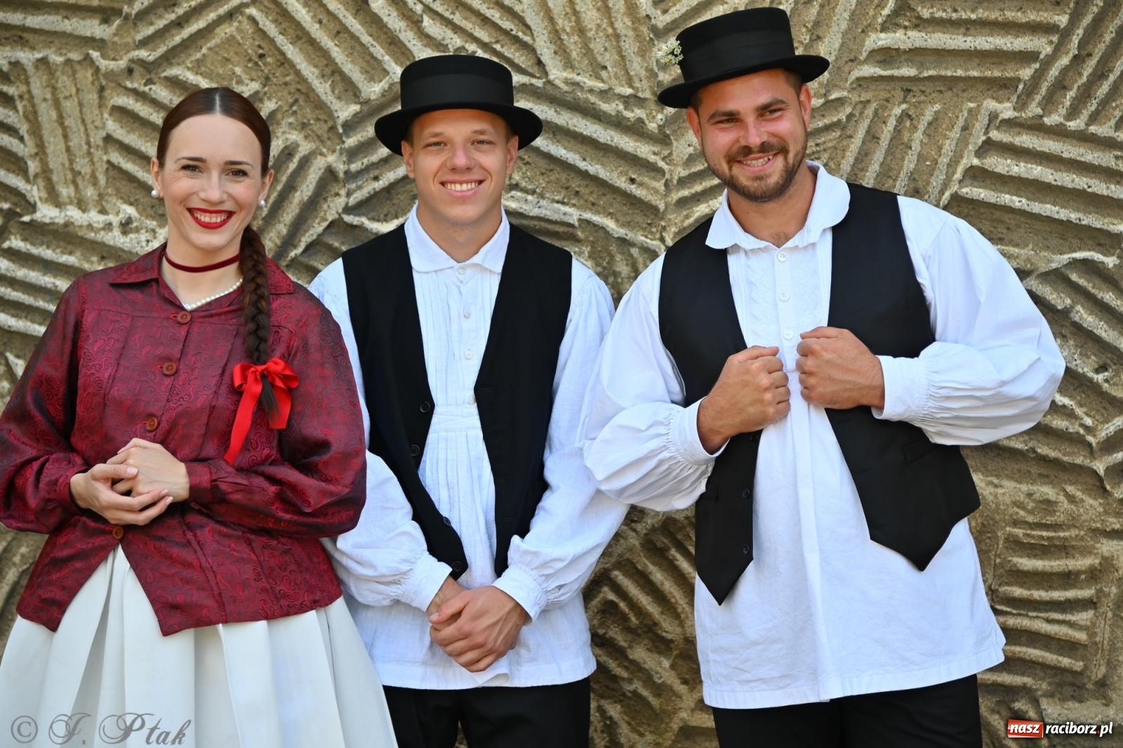 Zdjęcie w galerii na portalu naszraciborz.pl: Msza święta w okrąglaku z udziałem artystów z Chorwacji i Węgier wiadomości z regionu