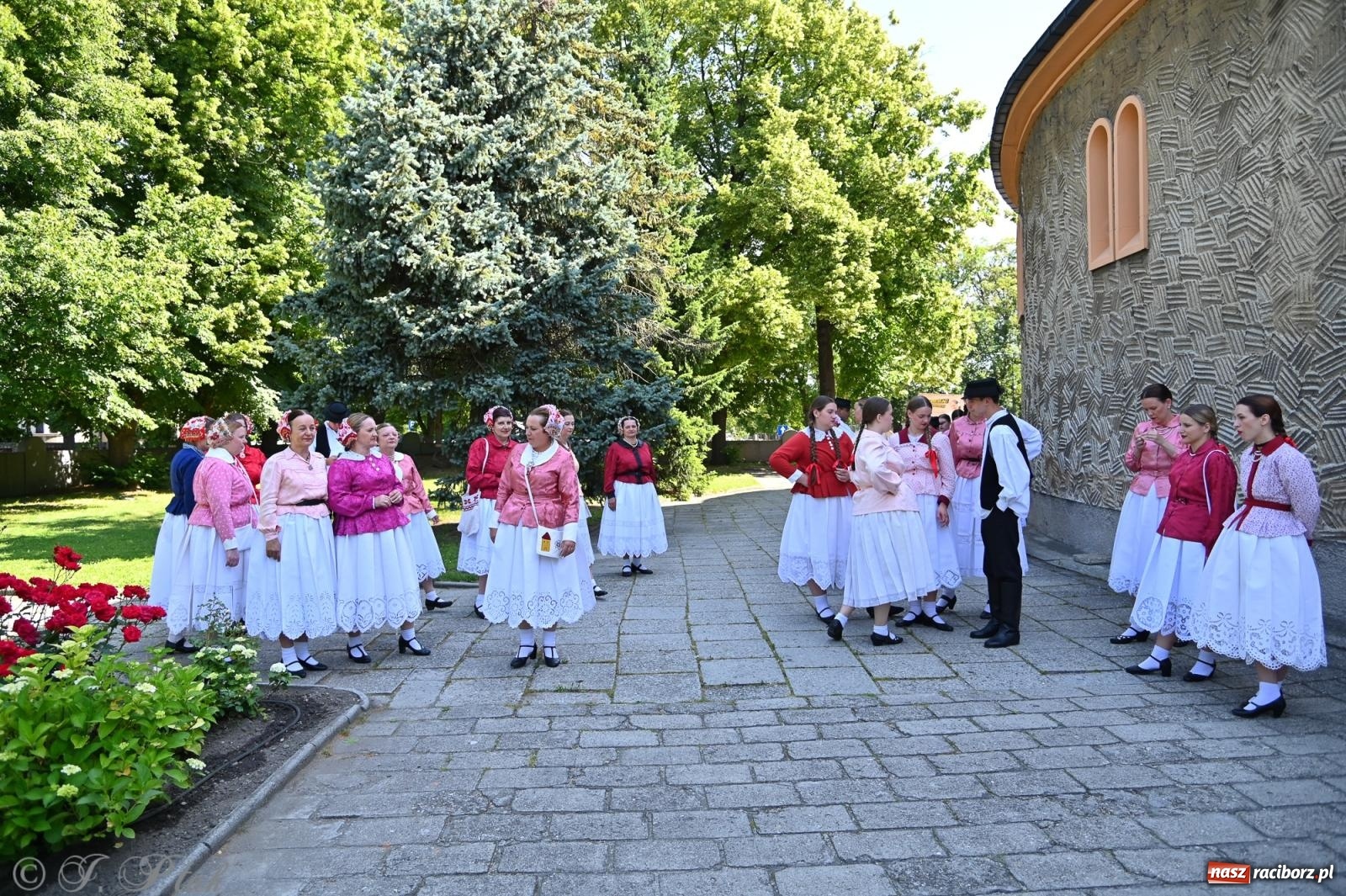 Zdjęcie w galerii na portalu naszraciborz.pl: Msza święta w okrąglaku z udziałem artystów z Chorwacji i Węgier wiadomości z regionu