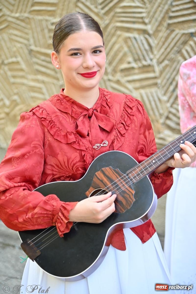 Zdjęcie w galerii na portalu naszraciborz.pl: Msza święta w okrąglaku z udziałem artystów z Chorwacji i Węgier wiadomości z regionu