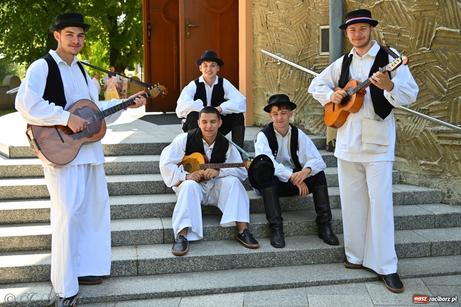 Zdjęcie w galerii na portalu naszraciborz.pl: Msza święta w okrąglaku z udziałem artystów z Chorwacji i Węgier wiadomości z regionu