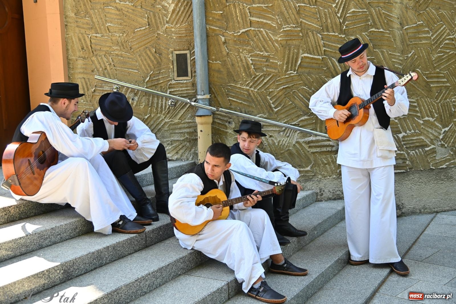 Zdjęcie w galerii na portalu naszraciborz.pl: Msza święta w okrąglaku z udziałem artystów z Chorwacji i Węgier wiadomości z regionu
