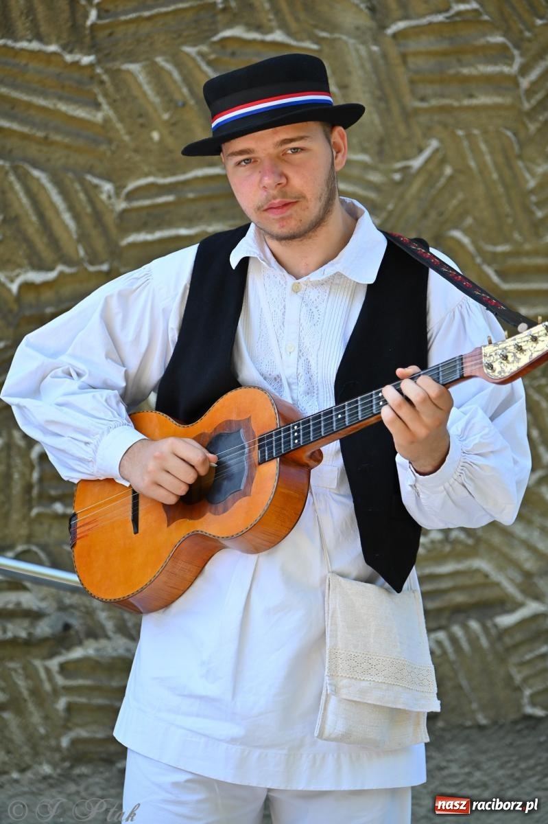 Zdjęcie w galerii na portalu naszraciborz.pl: Msza święta w okrąglaku z udziałem artystów z Chorwacji i Węgier wiadomości z regionu