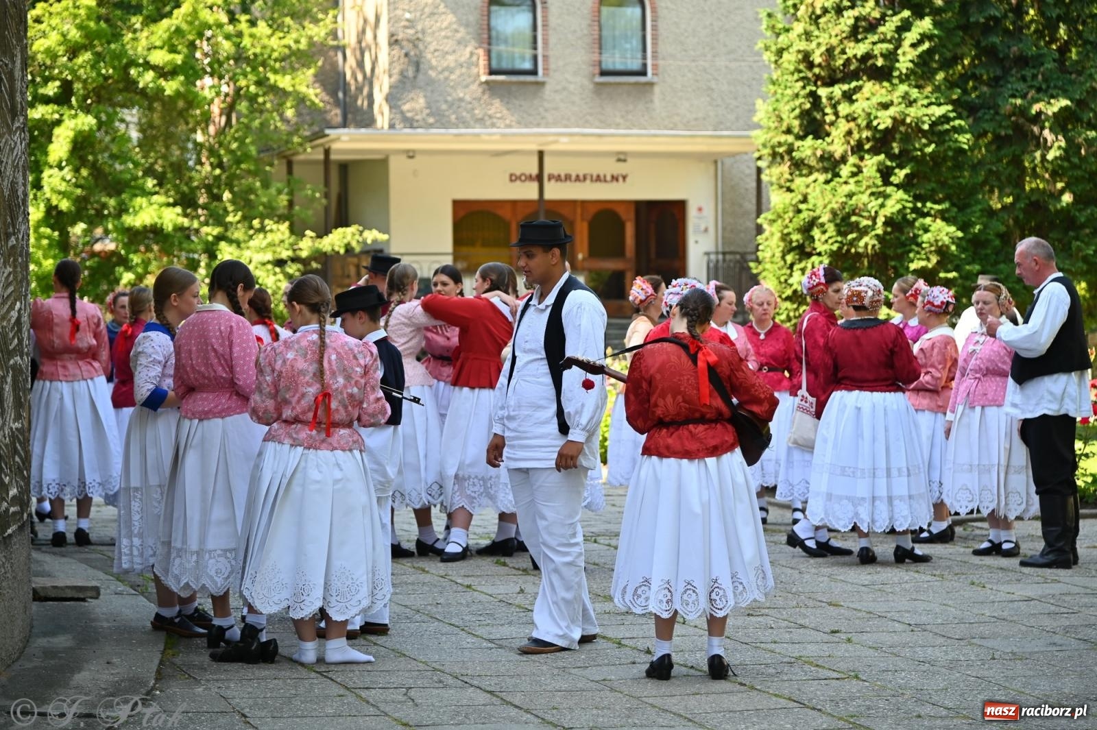 Zdjęcie w galerii na portalu naszraciborz.pl: Msza święta w okrąglaku z udziałem artystów z Chorwacji i Węgier wiadomości z regionu