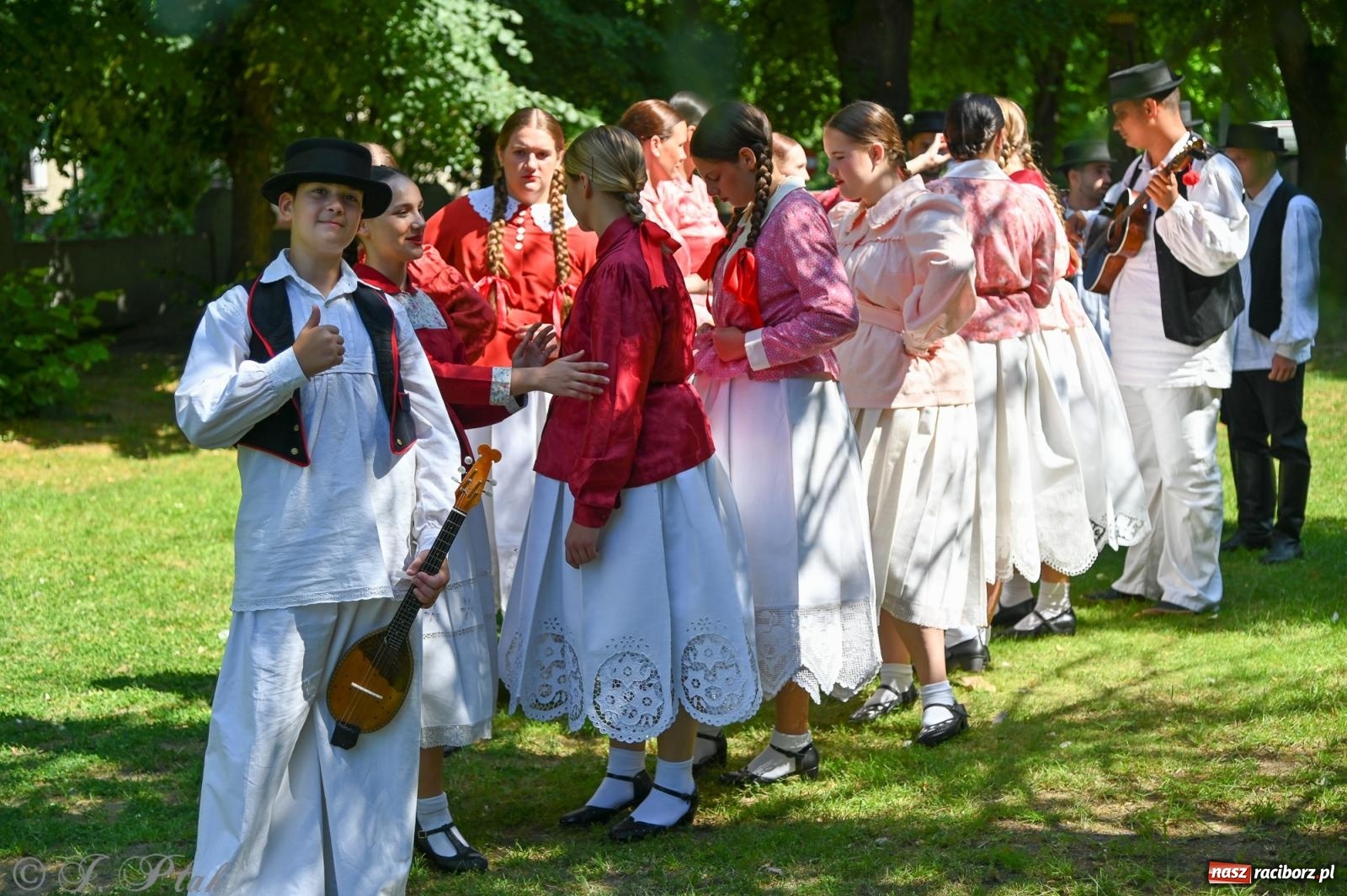 Zdjęcie w galerii na portalu naszraciborz.pl: Msza święta w okrąglaku z udziałem artystów z Chorwacji i Węgier wiadomości z regionu