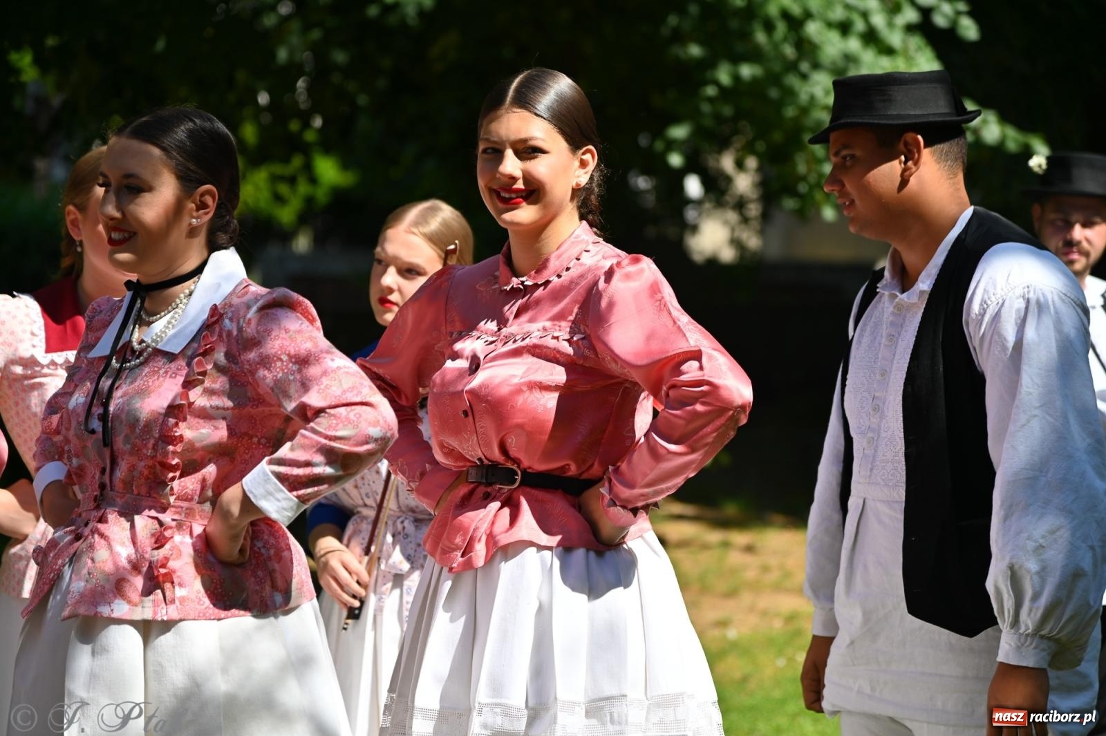 Zdjęcie w galerii na portalu naszraciborz.pl: Msza święta w okrąglaku z udziałem artystów z Chorwacji i Węgier wiadomości z regionu
