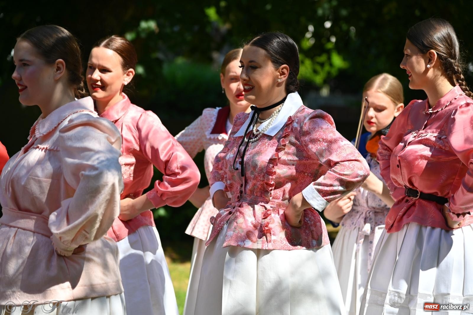 Zdjęcie w galerii na portalu naszraciborz.pl: Msza święta w okrąglaku z udziałem artystów z Chorwacji i Węgier wiadomości z regionu