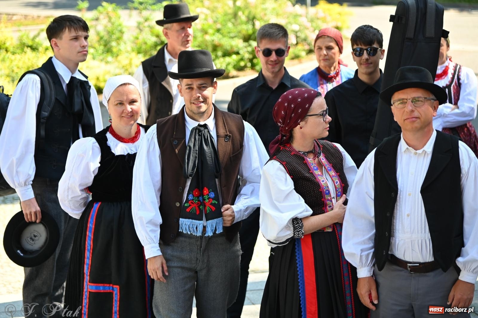 Zdjęcie w galerii na portalu naszraciborz.pl: Msza święta w okrąglaku z udziałem artystów z Chorwacji i Węgier wiadomości z regionu