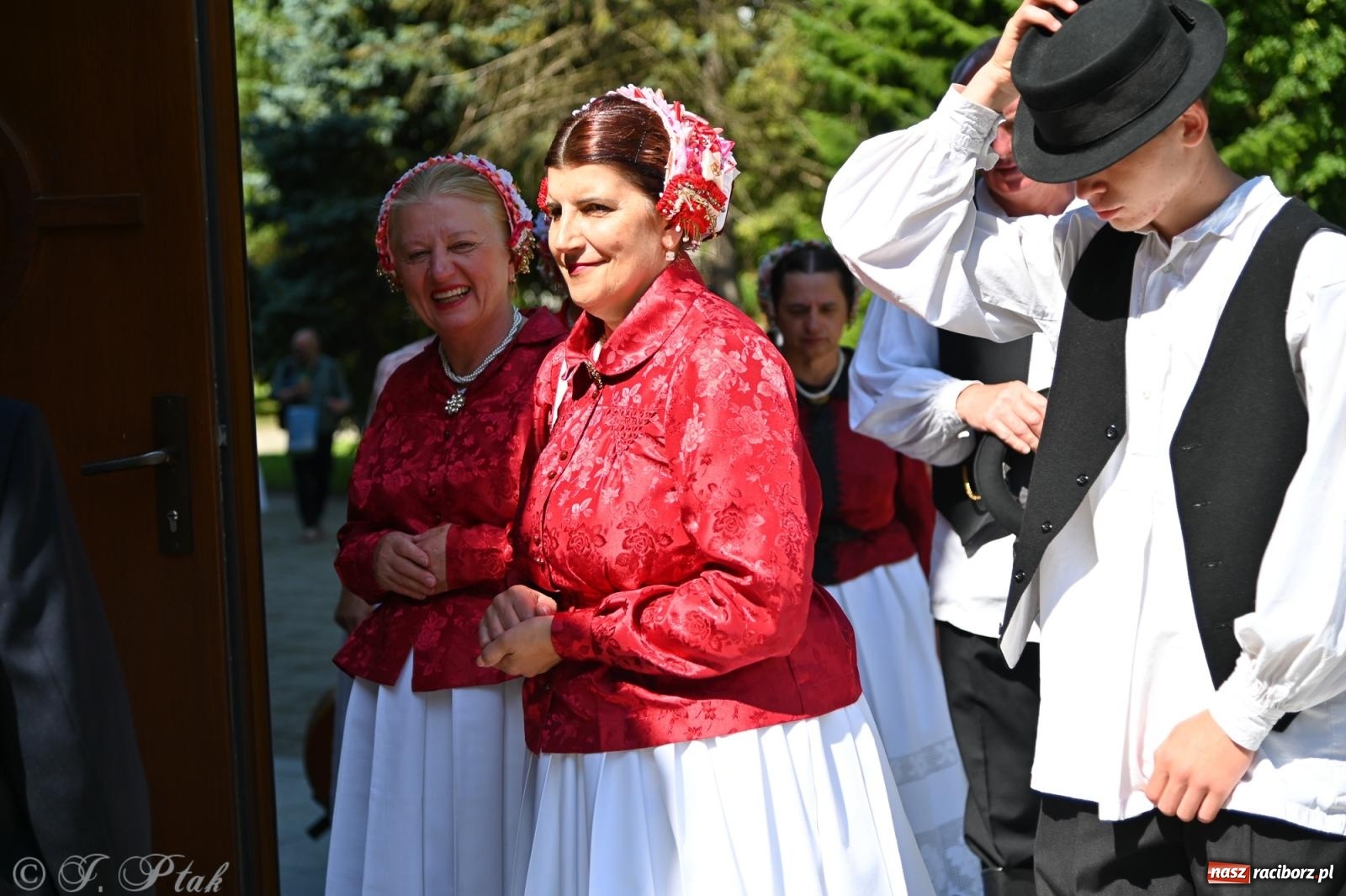 Zdjęcie w galerii na portalu naszraciborz.pl: Msza święta w okrąglaku z udziałem artystów z Chorwacji i Węgier wiadomości z regionu