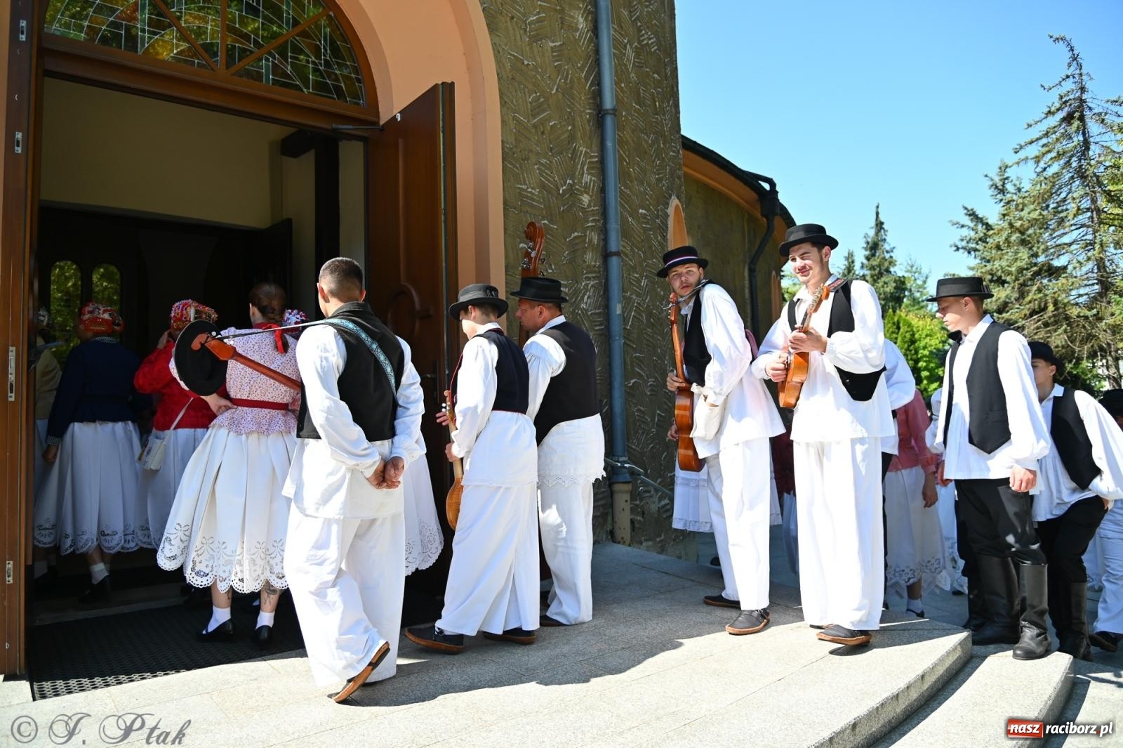 Zdjęcie w galerii na portalu naszraciborz.pl: Msza święta w okrąglaku z udziałem artystów z Chorwacji i Węgier wiadomości z regionu