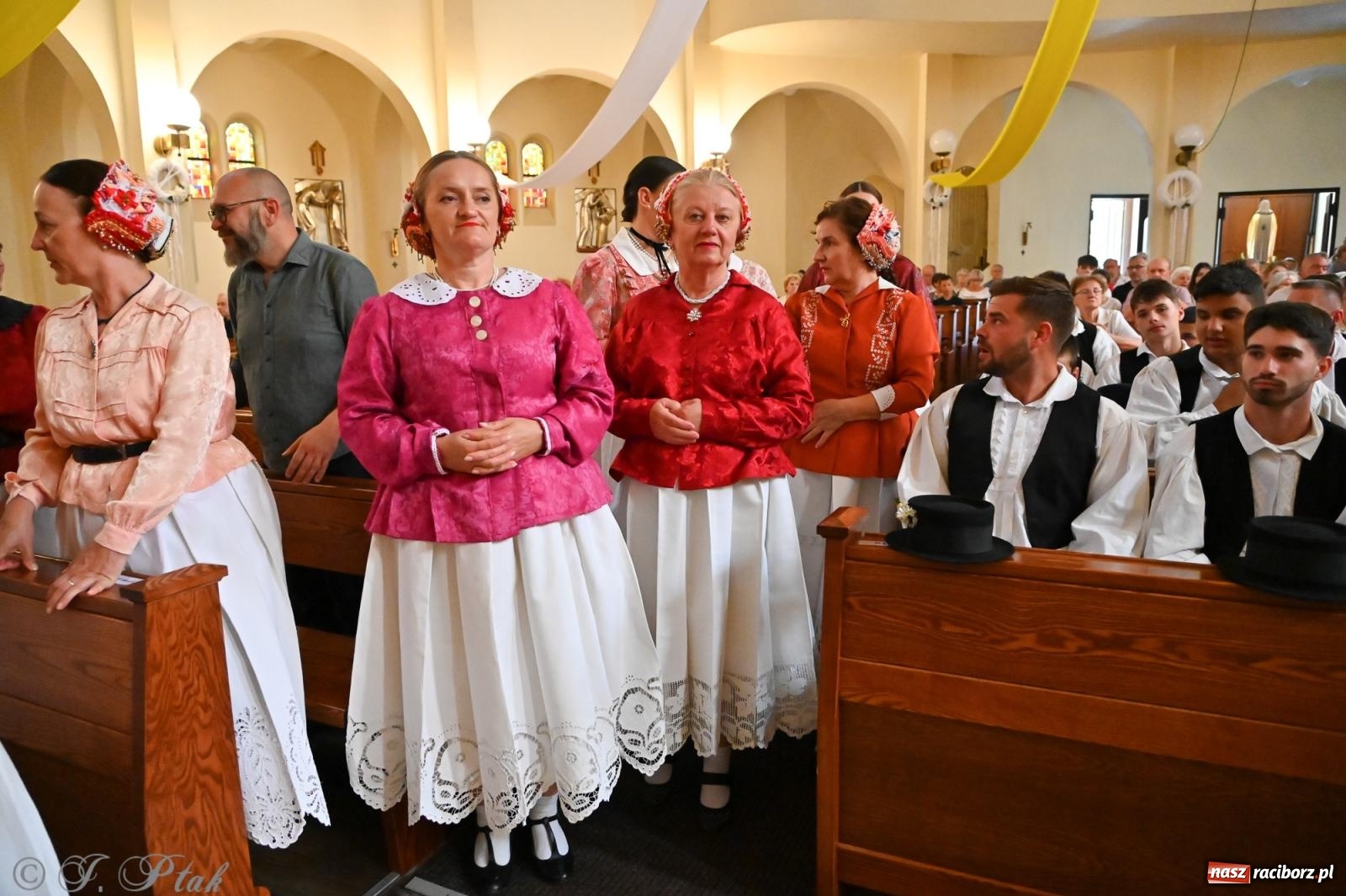 Zdjęcie w galerii na portalu naszraciborz.pl: Msza święta w okrąglaku z udziałem artystów z Chorwacji i Węgier wiadomości z regionu