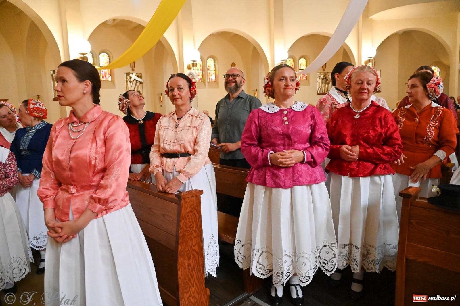 Zdjęcie w galerii na portalu naszraciborz.pl: Msza święta w okrąglaku z udziałem artystów z Chorwacji i Węgier wiadomości z regionu