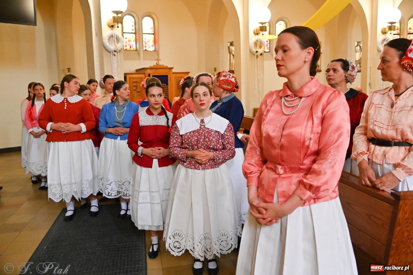 Zdjęcie w galerii na portalu naszraciborz.pl: Msza święta w okrąglaku z udziałem artystów z Chorwacji i Węgier wiadomości z regionu