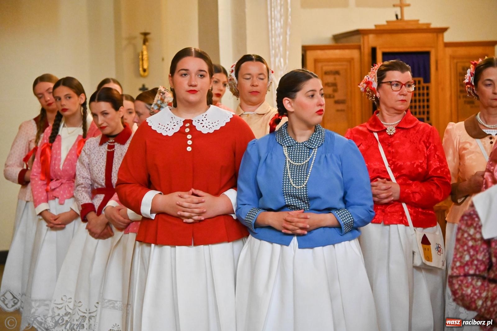 Zdjęcie w galerii na portalu naszraciborz.pl: Msza święta w okrąglaku z udziałem artystów z Chorwacji i Węgier wiadomości z regionu