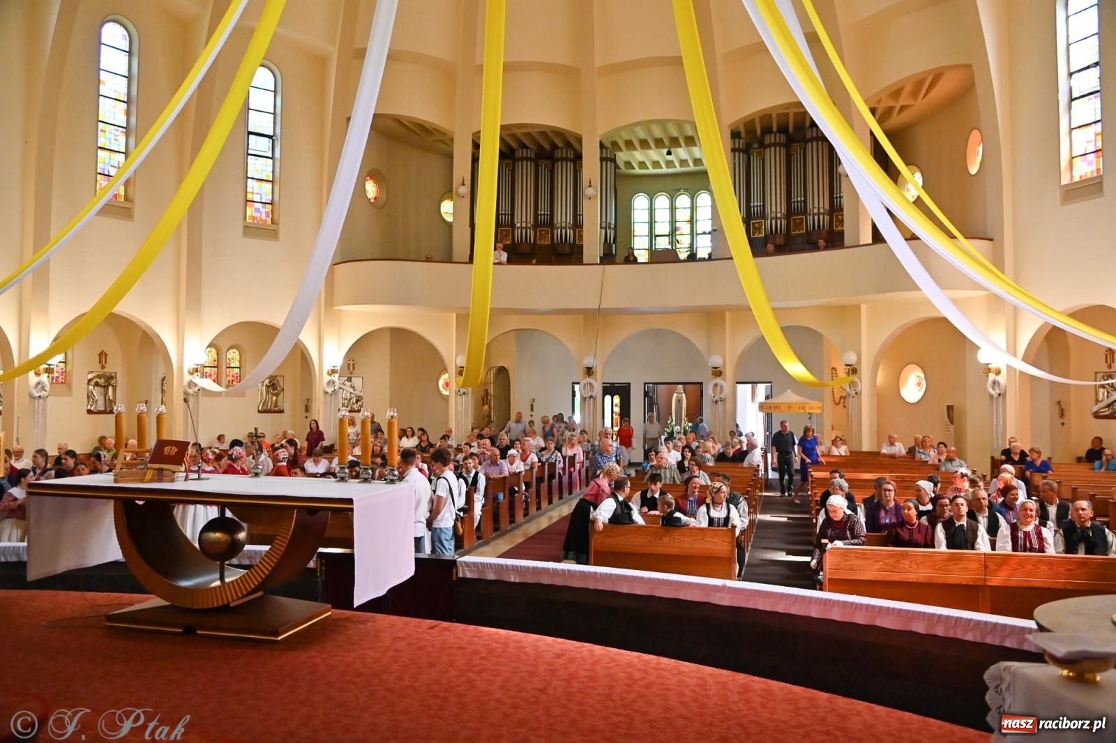Zdjęcie w galerii na portalu naszraciborz.pl: Msza święta w okrąglaku z udziałem artystów z Chorwacji i Węgier wiadomości z regionu