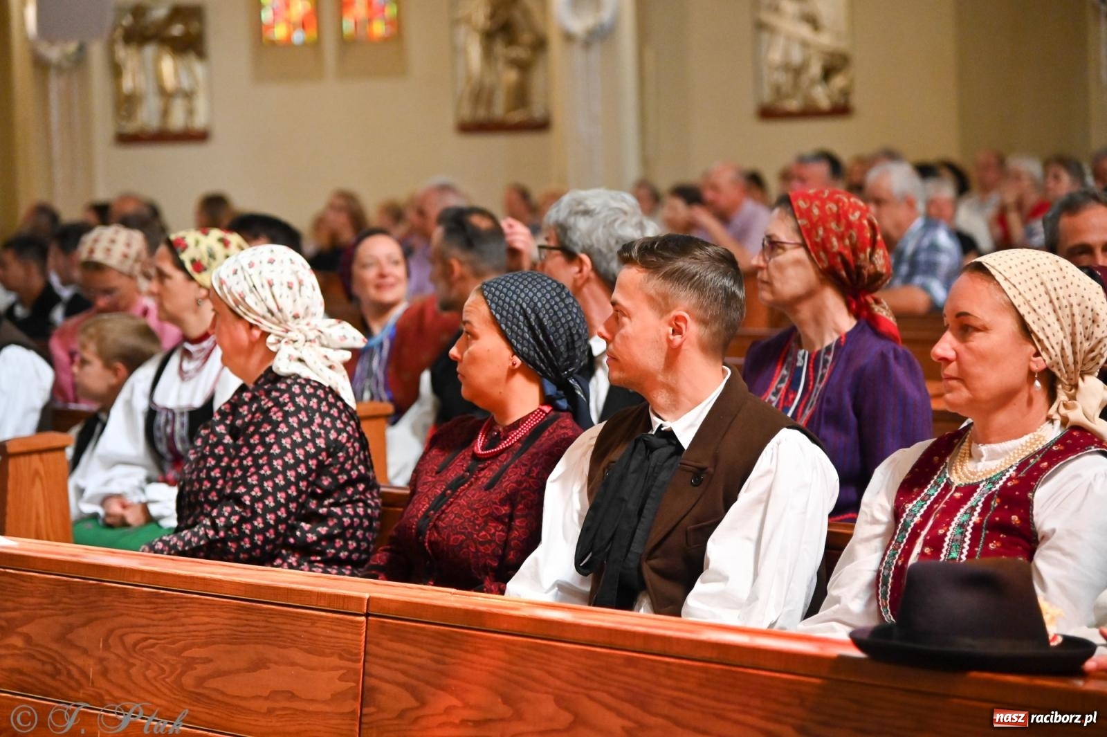 Zdjęcie w galerii na portalu naszraciborz.pl: Msza święta w okrąglaku z udziałem artystów z Chorwacji i Węgier wiadomości z regionu