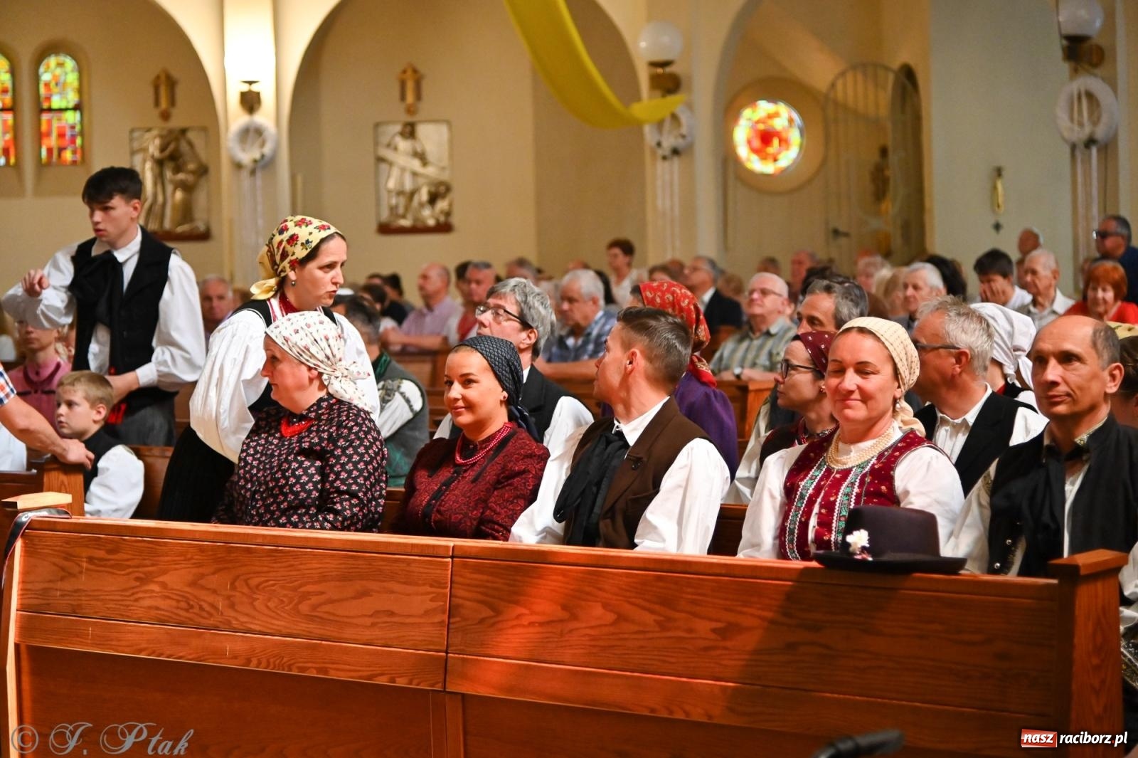 Zdjęcie w galerii na portalu naszraciborz.pl: Msza święta w okrąglaku z udziałem artystów z Chorwacji i Węgier wiadomości z regionu