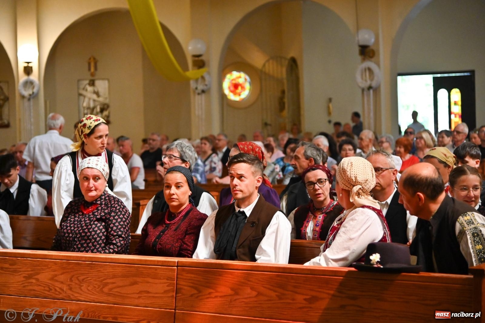 Zdjęcie w galerii na portalu naszraciborz.pl: Msza święta w okrąglaku z udziałem artystów z Chorwacji i Węgier wiadomości z regionu