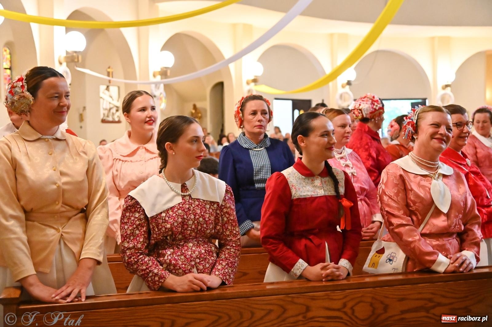 Zdjęcie w galerii na portalu naszraciborz.pl: Msza święta w okrąglaku z udziałem artystów z Chorwacji i Węgier wiadomości z regionu