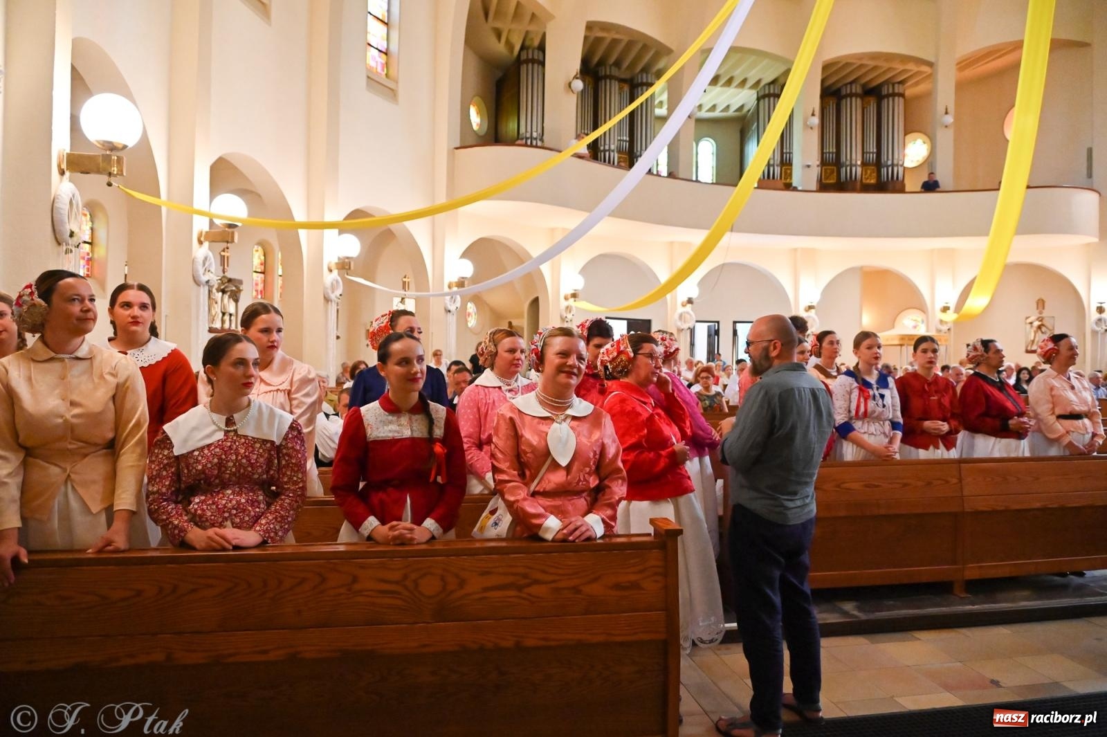 Zdjęcie w galerii na portalu naszraciborz.pl: Msza święta w okrąglaku z udziałem artystów z Chorwacji i Węgier wiadomości z regionu