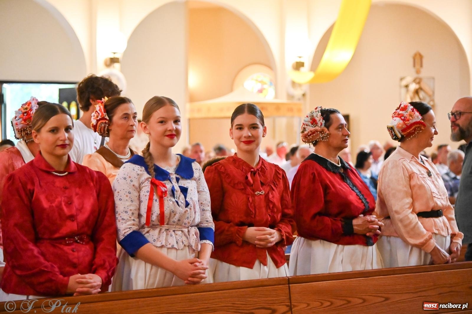 Zdjęcie w galerii na portalu naszraciborz.pl: Msza święta w okrąglaku z udziałem artystów z Chorwacji i Węgier wiadomości z regionu