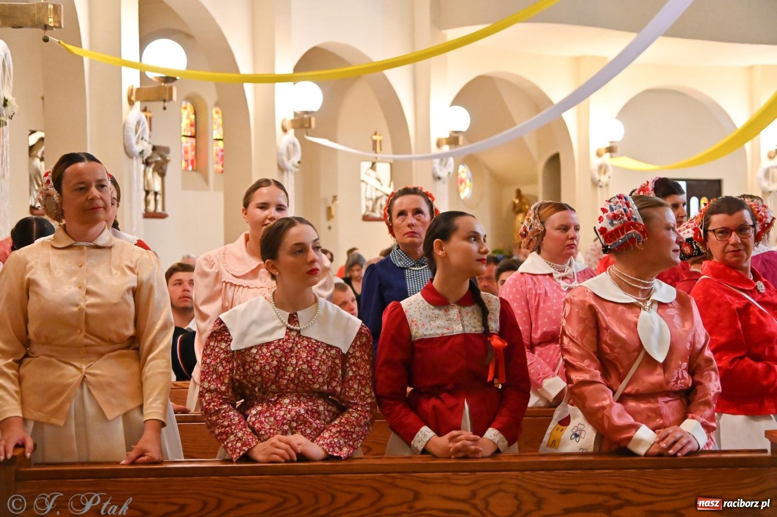 Zdjęcie w galerii na portalu naszraciborz.pl: Msza święta w okrąglaku z udziałem artystów z Chorwacji i Węgier wiadomości z regionu