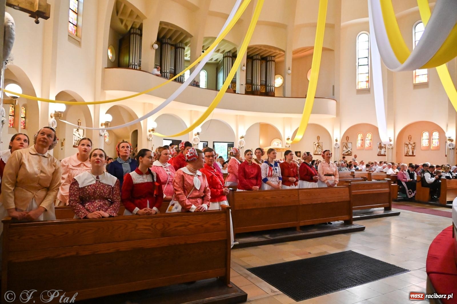 Zdjęcie w galerii na portalu naszraciborz.pl: Msza święta w okrąglaku z udziałem artystów z Chorwacji i Węgier wiadomości z regionu