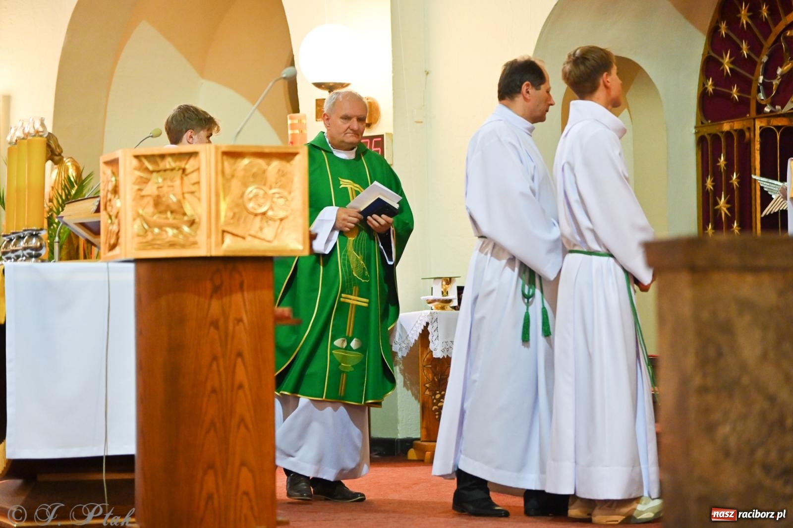 Zdjęcie w galerii na portalu naszraciborz.pl: Msza święta w okrąglaku z udziałem artystów z Chorwacji i Węgier wiadomości z regionu