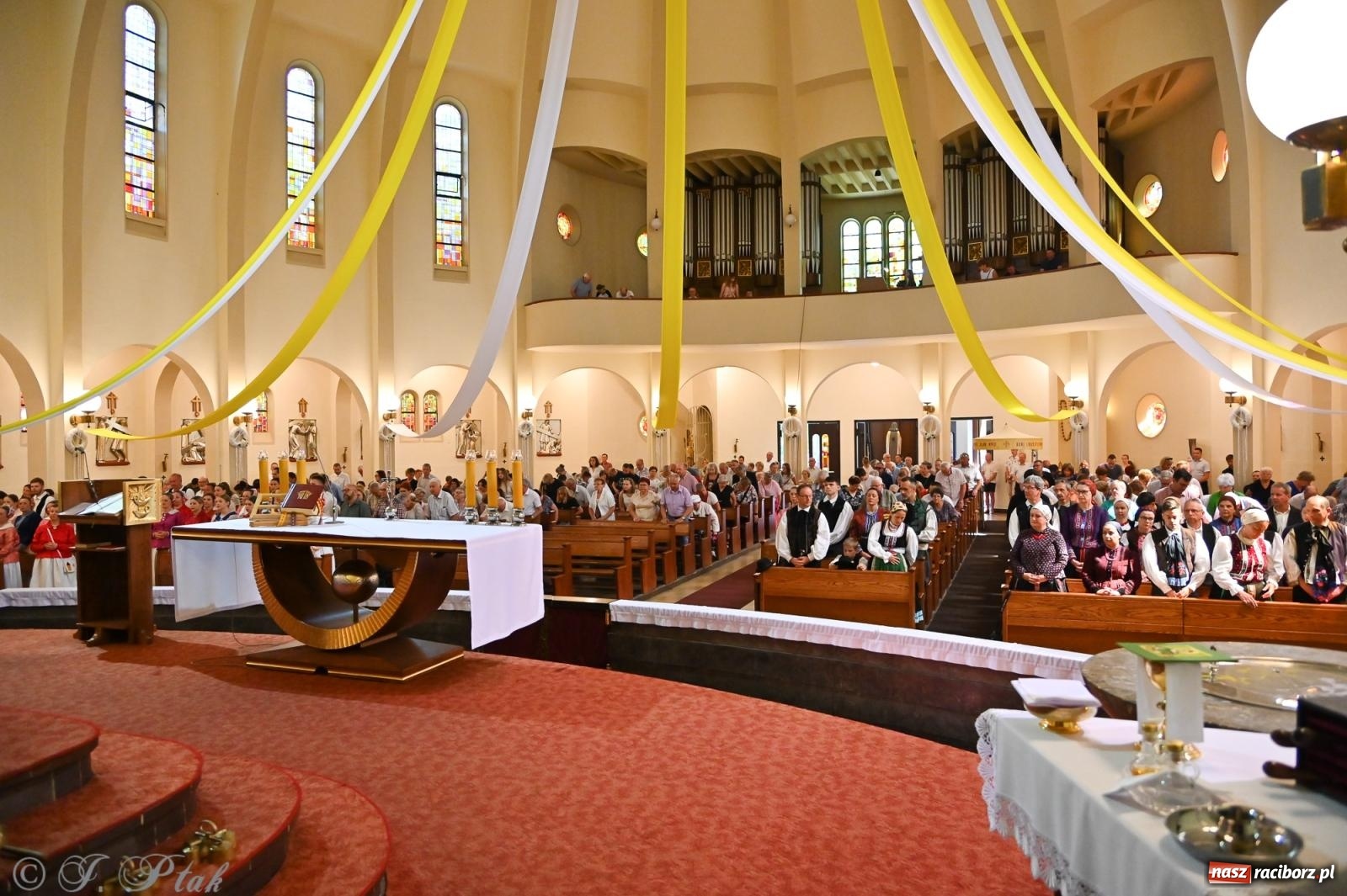 Zdjęcie w galerii na portalu naszraciborz.pl: Msza święta w okrąglaku z udziałem artystów z Chorwacji i Węgier wiadomości z regionu