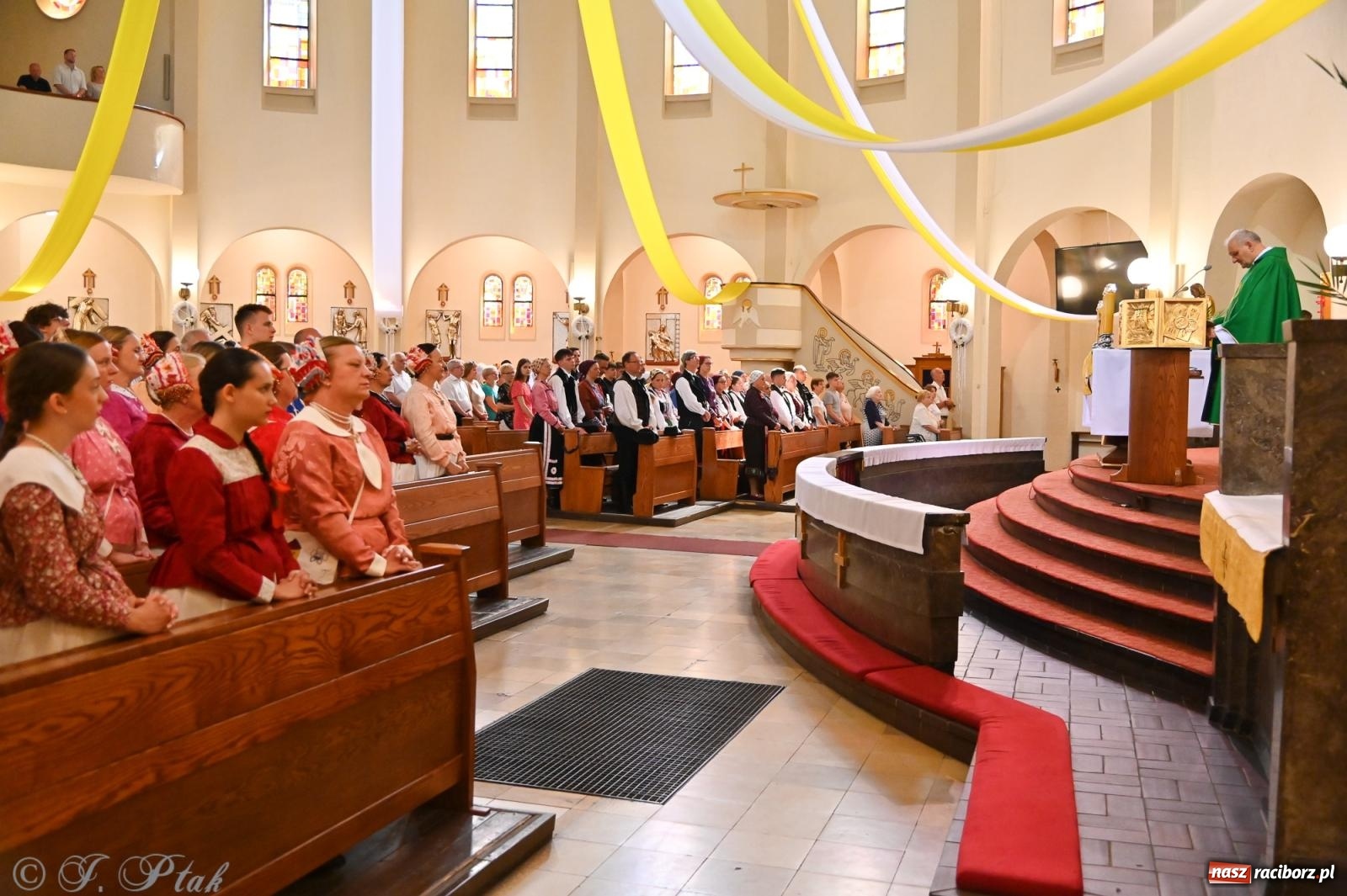 Zdjęcie w galerii na portalu naszraciborz.pl: Msza święta w okrąglaku z udziałem artystów z Chorwacji i Węgier wiadomości z regionu