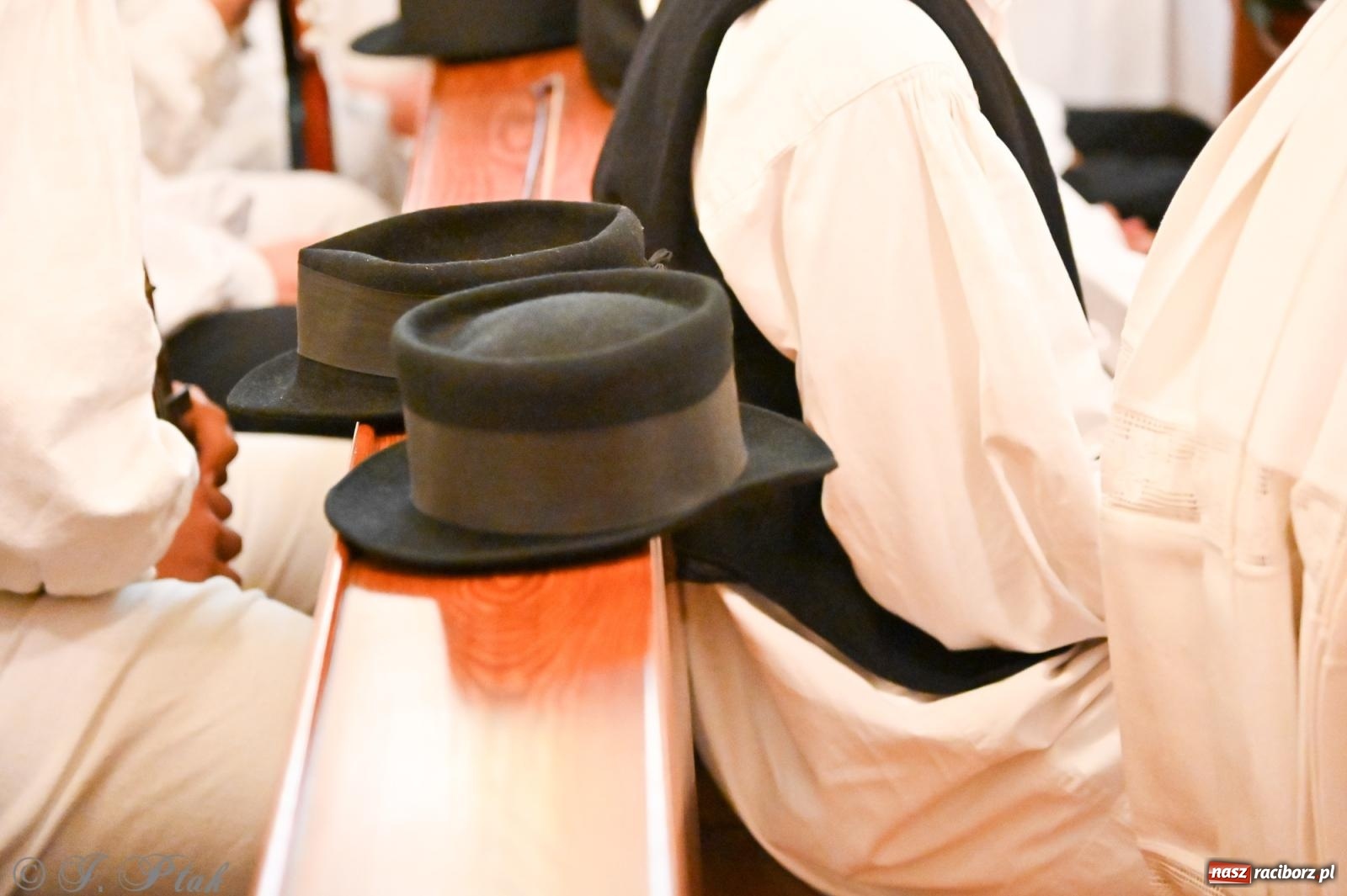 Zdjęcie w galerii na portalu naszraciborz.pl: Msza święta w okrąglaku z udziałem artystów z Chorwacji i Węgier wiadomości z regionu