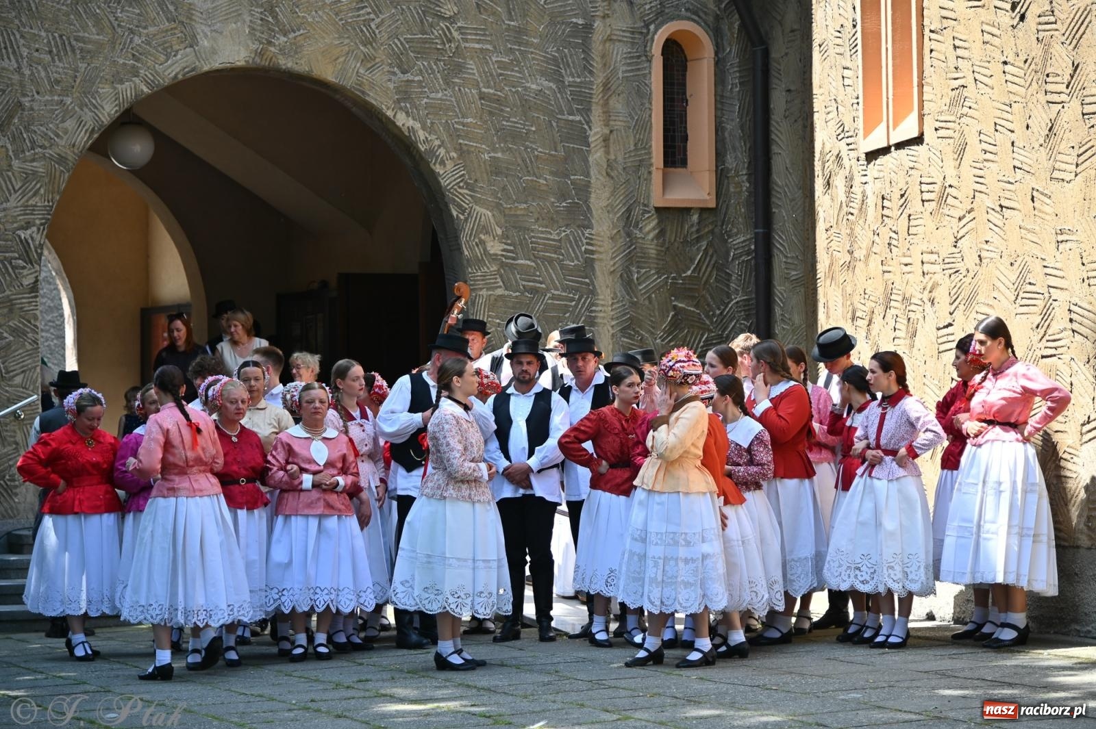 Zdjęcie w galerii na portalu naszraciborz.pl: Msza święta w okrąglaku z udziałem artystów z Chorwacji i Węgier wiadomości z regionu