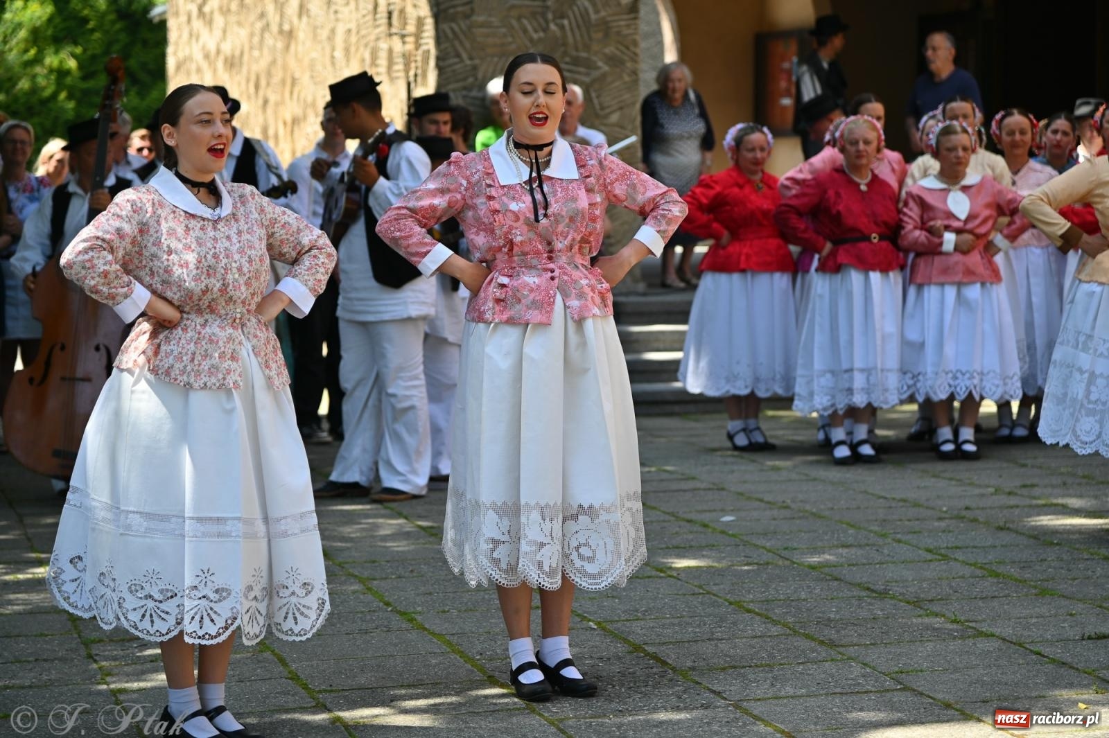Zdjęcie w galerii na portalu naszraciborz.pl: Msza święta w okrąglaku z udziałem artystów z Chorwacji i Węgier wiadomości z regionu