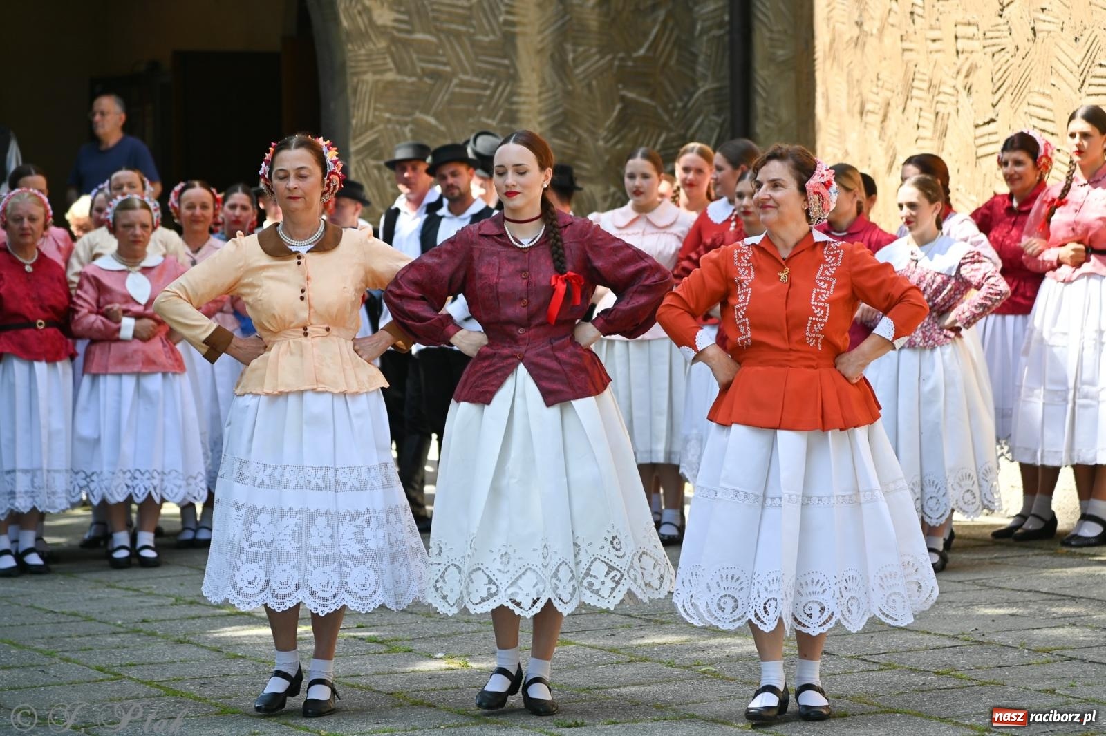 Zdjęcie w galerii na portalu naszraciborz.pl: Msza święta w okrąglaku z udziałem artystów z Chorwacji i Węgier wiadomości z regionu