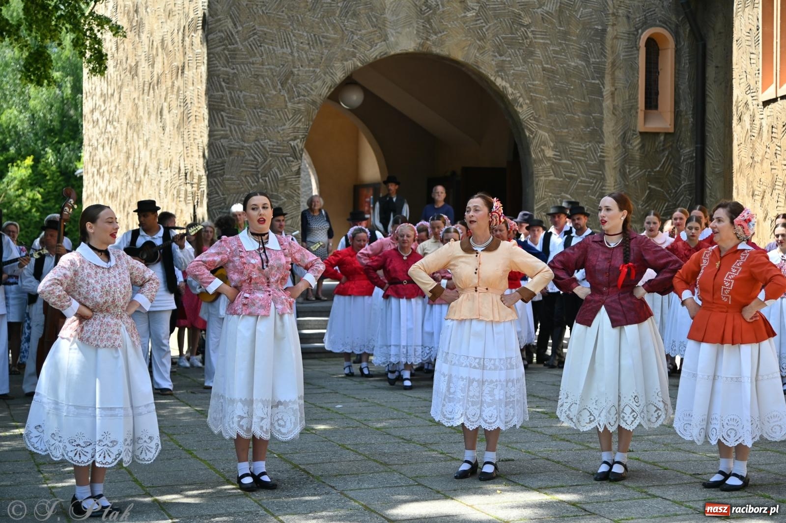 Zdjęcie w galerii na portalu naszraciborz.pl: Msza święta w okrąglaku z udziałem artystów z Chorwacji i Węgier wiadomości z regionu
